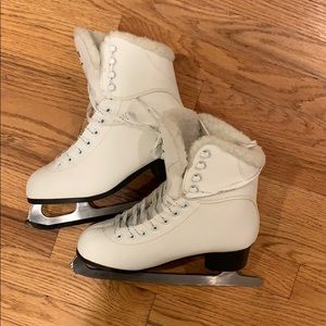 Soft Skate ice skates ❤️